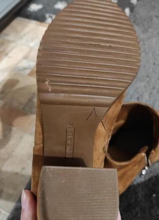 Стильні жіночі черевички тм bershka, 40розмір, замшеві ботильйони на стійкому каблуку