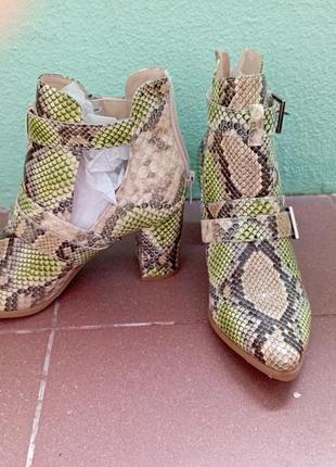 Стильные ботиночки с змеиным приньом2 фото