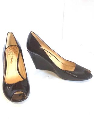 👠👠👠 лаковые туфли с открытым носком на танкетке от clarks, р.37 код t3709