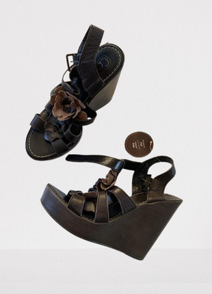 Босоніжки шкіряні на танкетці