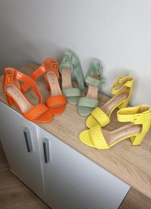 Актуальные яркие кожаные босоножки сандалии с плетением на блонических удобных каблуках lemon оранжевый желтый фисташковые7 фото