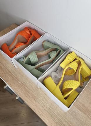 Актуальные яркие кожаные босоножки сандалии с плетением на блонических удобных каблуках lemon оранжевый желтый фисташковые10 фото
