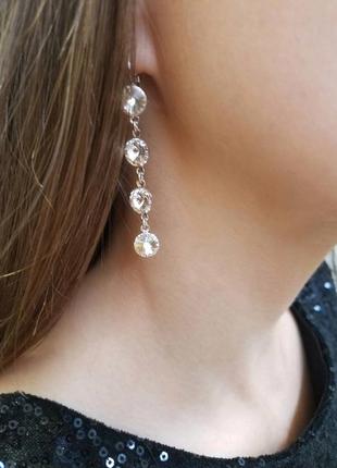 Вишукані довгі ніжні білі вечірні весільні сережки оригінал кристали сваровскі подарунок дівчині подрузі дружині