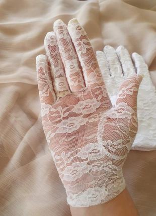 Свадебные короткие кружевные ажурные перчатки4 фото