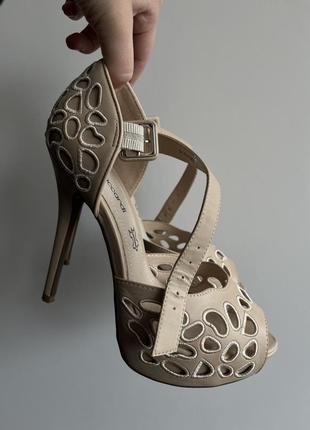 Босоножки бежевые 37р