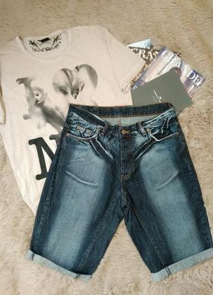 Крутые джинсовые шорты с потертостями и оригинальным принтом на карманах/бриджи
