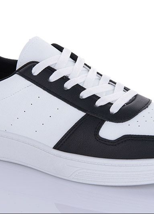 Кросівки білі з чорними вставками демисезонні, дешеве взуття1 фото