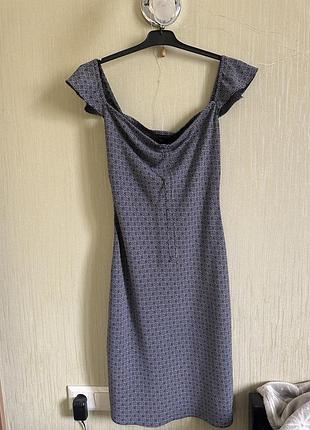 Легкое платье с открытыми плечами