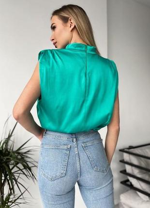 Шелковая зеленая блузка без рукавов3 фото