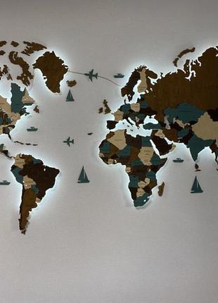 Багатошарова дерев’яна карта світу з підсвідчуванням у зеленому та коричневому кольорах