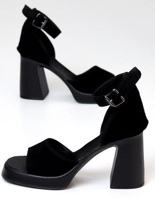 Натуральные замшевые невероятные черные босоножки на каблуке