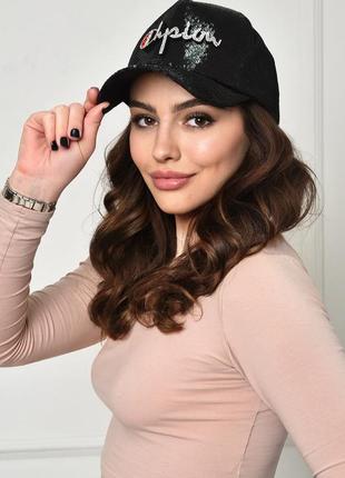 Кепка жіноча чорного кольору з паєтками та написом 155697l