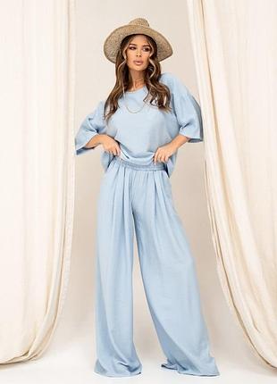 Голубой льняной костюм с широкими брюками