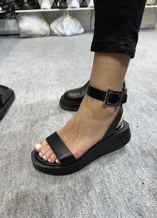 Босоножки женские кожаные черные