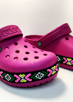 Стильные легкие и удобные женские сабо кроксы dago малиновые с орнаментом