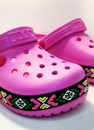 Стильные легкие и удобные женские сабо кроксы dago розовые с орнаментом