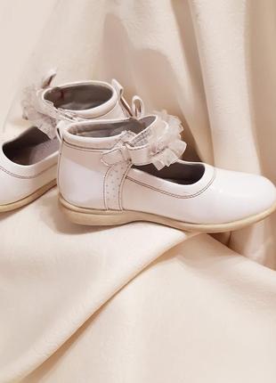 Праздничные белые лаковые туфли нарядные туфельки кожаные5 фото