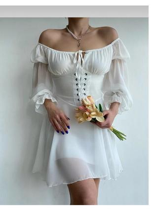 Легкое платье с имитацией корсета