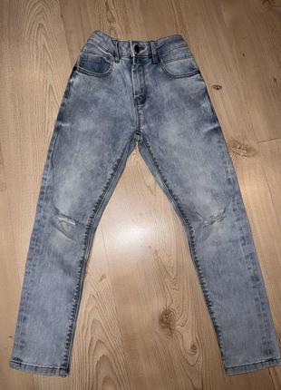 Светлые порванные на коленях джинсы next р8(128)