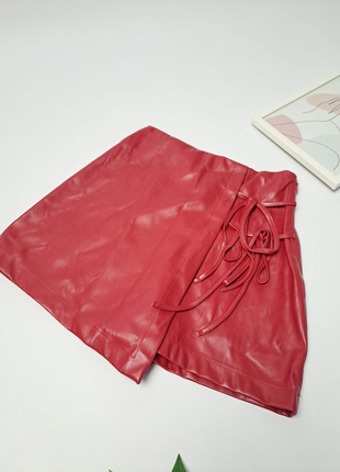 Шорты юбка летние на замке сбоку красные экокожа ровный2 фото
