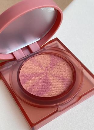 Оригінал рум’яна румяна huda beauty glowish cheeky vegan blush powder відтінок sassy saffron