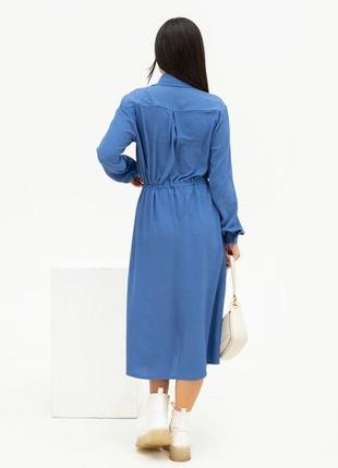 Темно-голубое платье-рубашка с накладным карманом3 фото