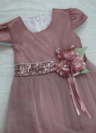 Красивое платье для девочки с объемными цветами внизу.сухая нарядная3 фото