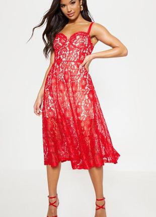 Красное кружевное платье