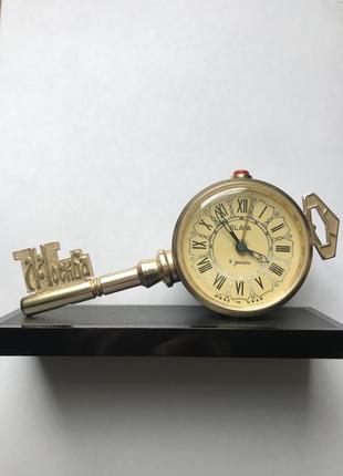 Механические настольные часы слава «ключ»1 фото