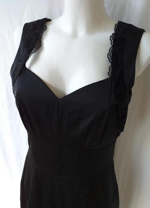 Чорна атласна сукня з мереживом приталена2 фото