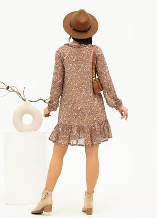 Бежевое шифоновое цветочное платье