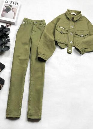 Новый трендовый стильный джинсовый костюм бутылочного зеленого цвета с укороченным кроп-жакетом1 фото
