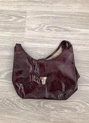 Женственная винтажная лакированная сумка handheld цвета бургунди от del conte имталия1 фото
