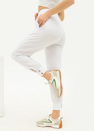 Трикотажные белые брюки с декоративными манжетами2 фото
