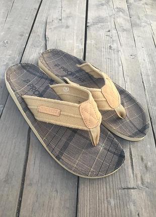 Тапочки шльопанці въетнамки