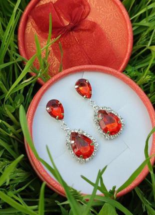 Яскрава класика жіночі сережки "крапельки в сріблі з червоним каменем під рубін" - елегантний подарунок дівчині
