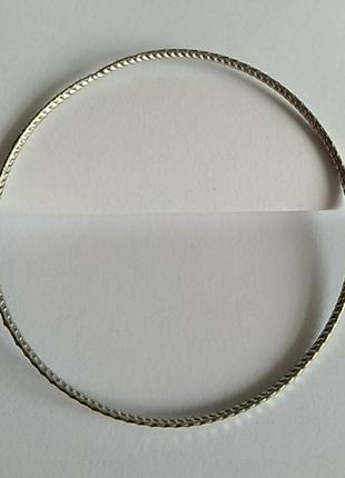 Жёсткий браслет в серебряном цвете.2 фото