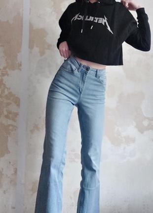 Актуальные трендовые джинсы клешь jdy denim джинсовые штаны мом в стиле zara bershka h&m stradivarius7 фото