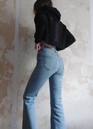 Актуальные трендовые джинсы клешь jdy denim джинсовые штаны мом в стиле zara bershka h&m stradivarius6 фото