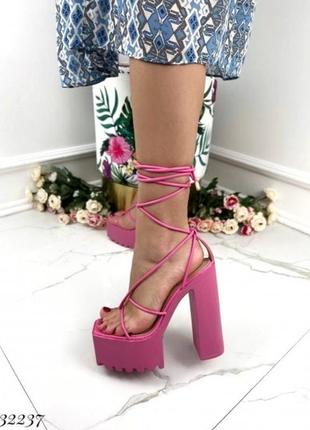 Босоножки на высоком каблуке в стиле versace3 фото