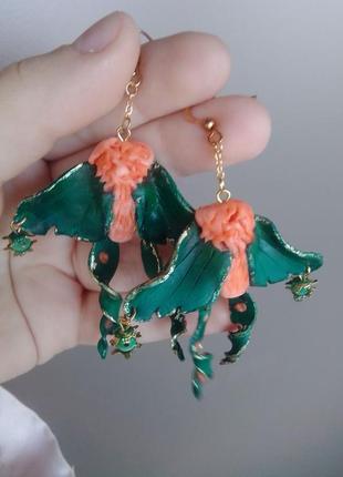 Сережки персикові метелики