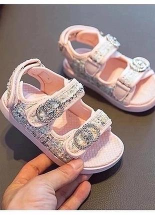 Босоножки брендированные