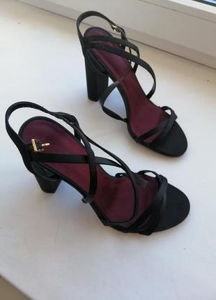 Босоножки 36р