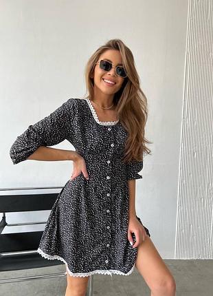 Платье в цветочный принт с кружевом