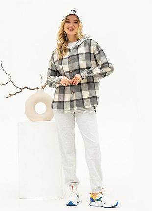 Светло-серый костюм с клетчатой байковой рубашкой