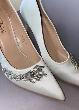 Белые туфли с камушками