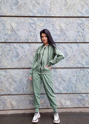 Костюм на замке.