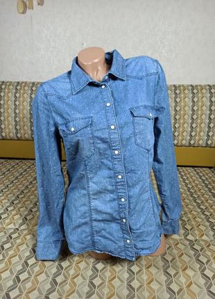 Голубая джинсовая рубашка женская на кнопках.
