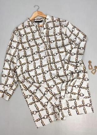 Легендарная атласная удлинённая рубашка туника в принт цепи разрезы по бокам10 фото