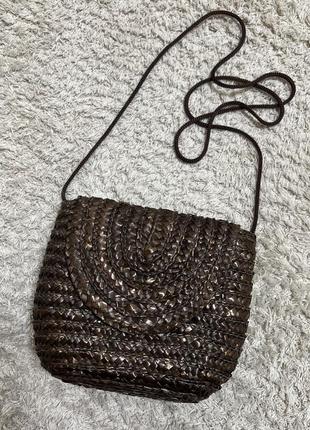 Мини плетенная сумка коричневая